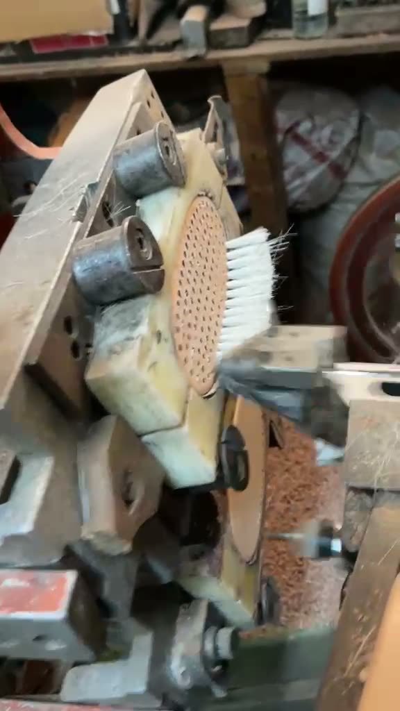 Delikli oval fırça gövdesine kıl çakan tezgah
